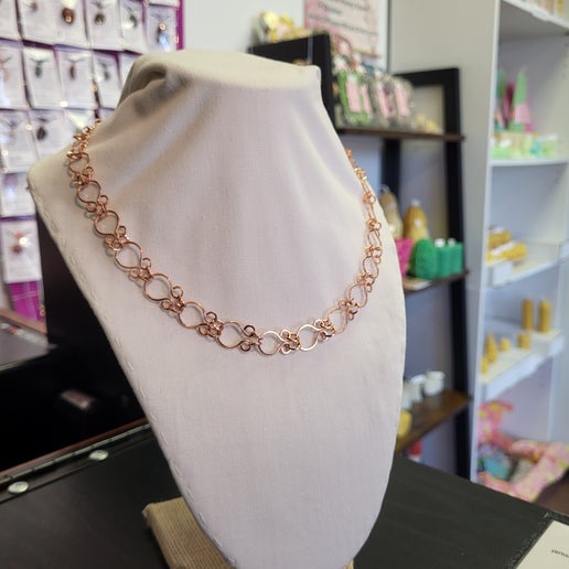 Elegant rose gold necklace for your pendant featuring intertwined links for a modern look