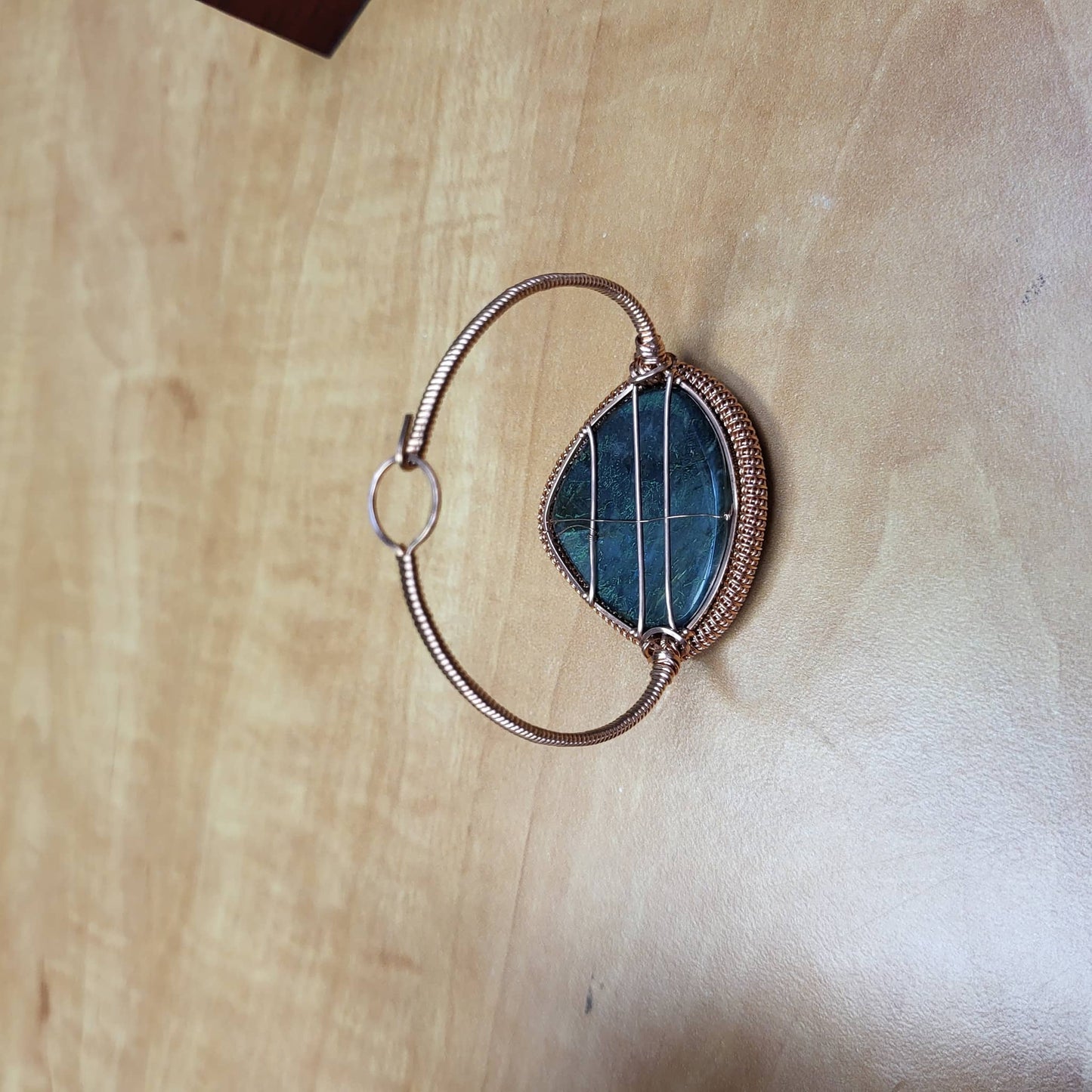 Labradorite big cabochon bracelet with a unique wire design and elegant finish
