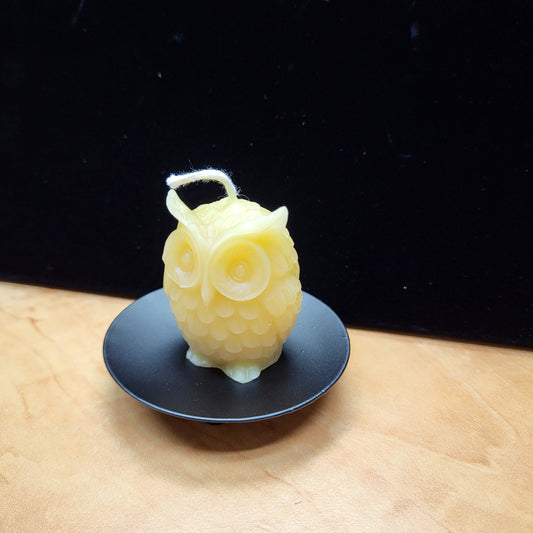 Little beeswax owl candle in yellow with detailed feathers, perfect for cozy decorations