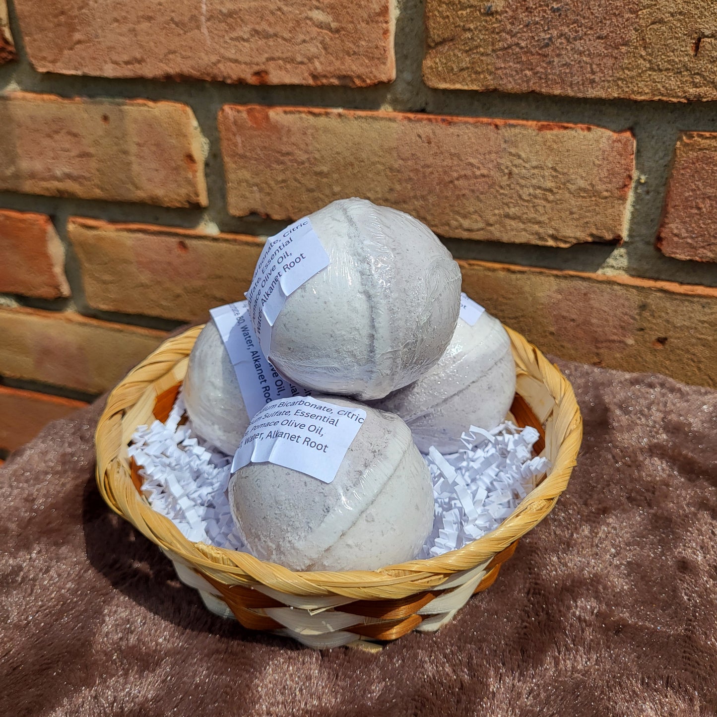 Made Natural Bath Bombs in a Basket with Natural Color Lavender, Frankincense & Clary Sage for Relaxation