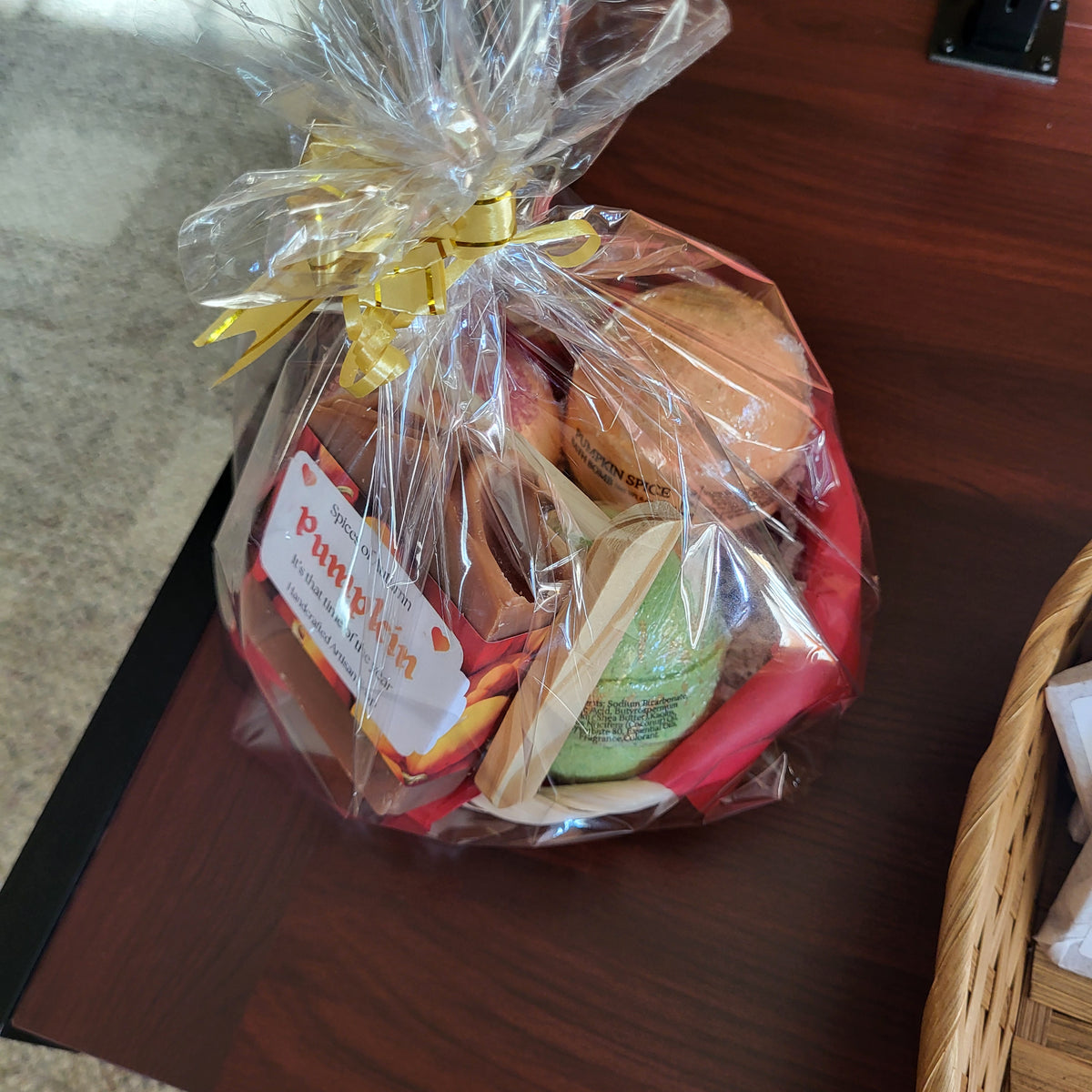 Small Round gift basket (holds 3-4 items)